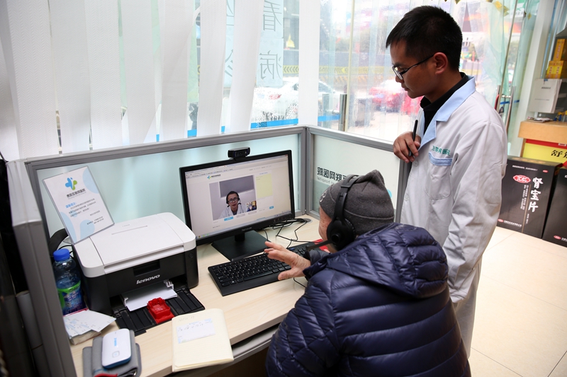 80多岁的杨安贤正在朗玛互联网医院问诊2_副本.jpg