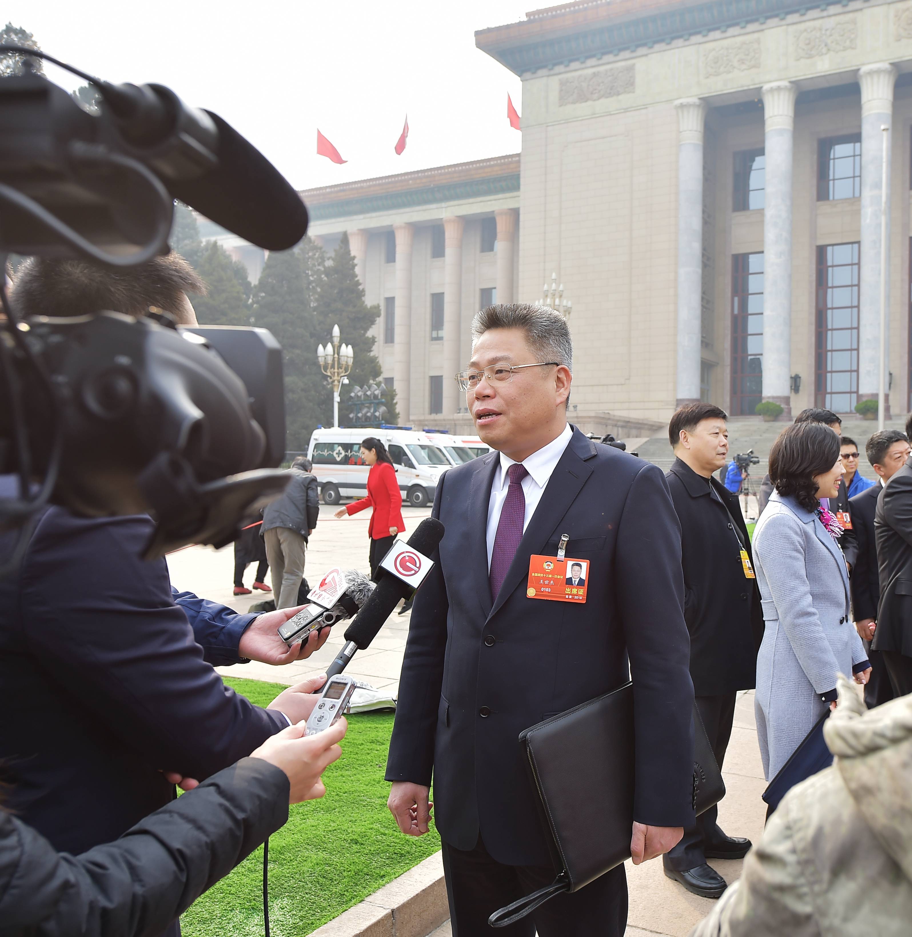 ZKS_2049  2018年3月3日，全国政协十三届一次会议在京开幕。图为王世杰接受媒体记者采访。当代贵州全媒体记者 张凯 摄.JPG