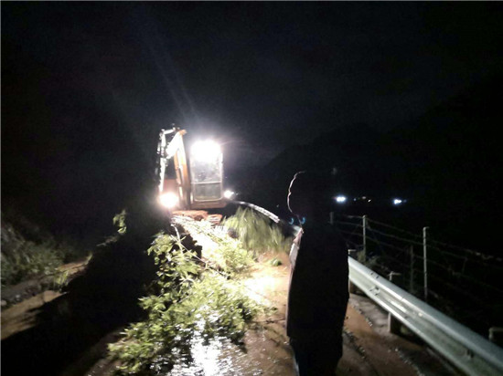 丹寨县G321至高要公路K0+120处边坡塌方，目前已封路，正在连夜抢通。.jpg