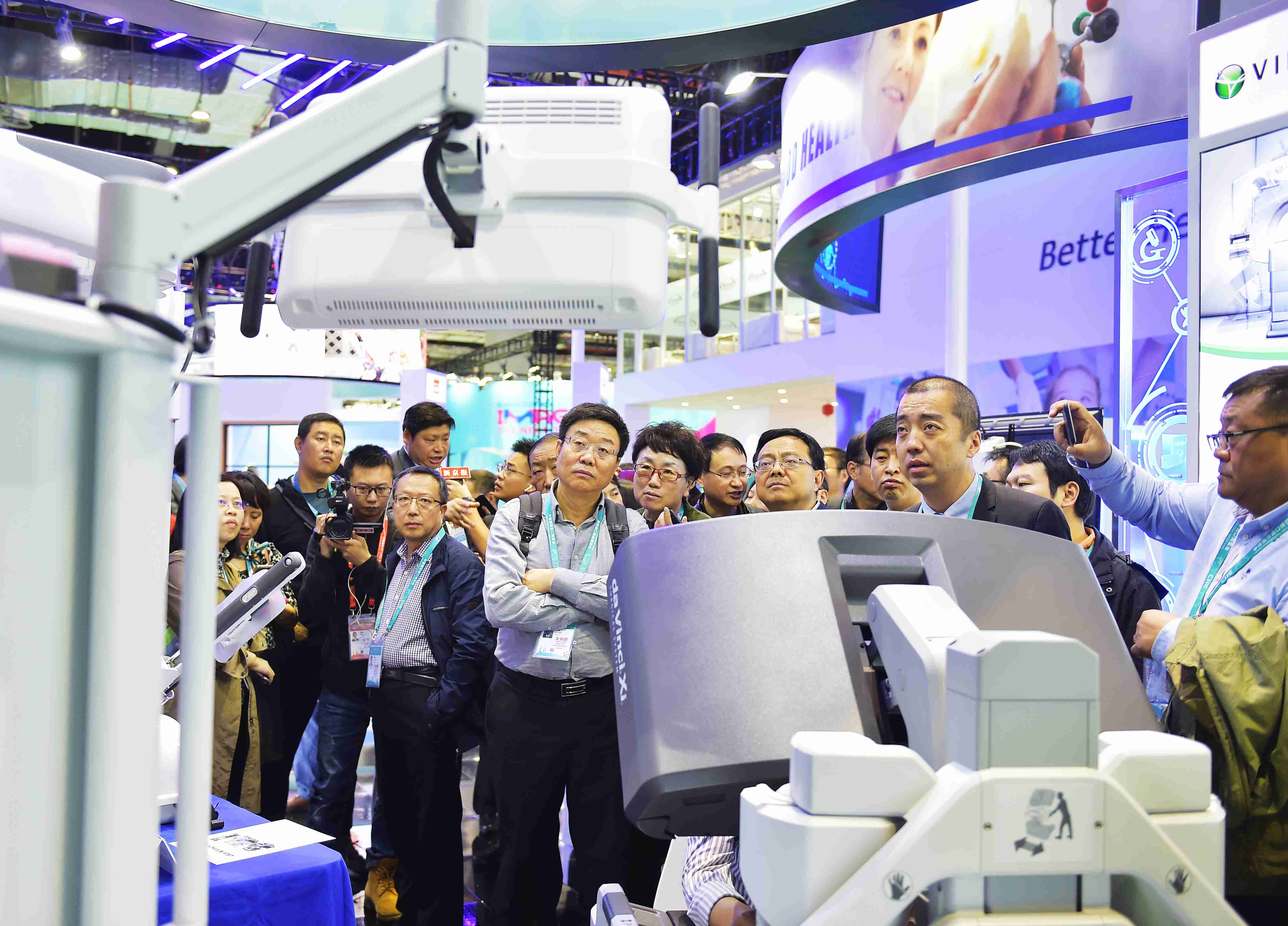 ZKS_1734  2018年11月6日，首届中国国际进口博览会上，手术机器人进行模拟手术引来观展人员驻足观看。当代贵州融媒体记者 张凯 摄.JPG