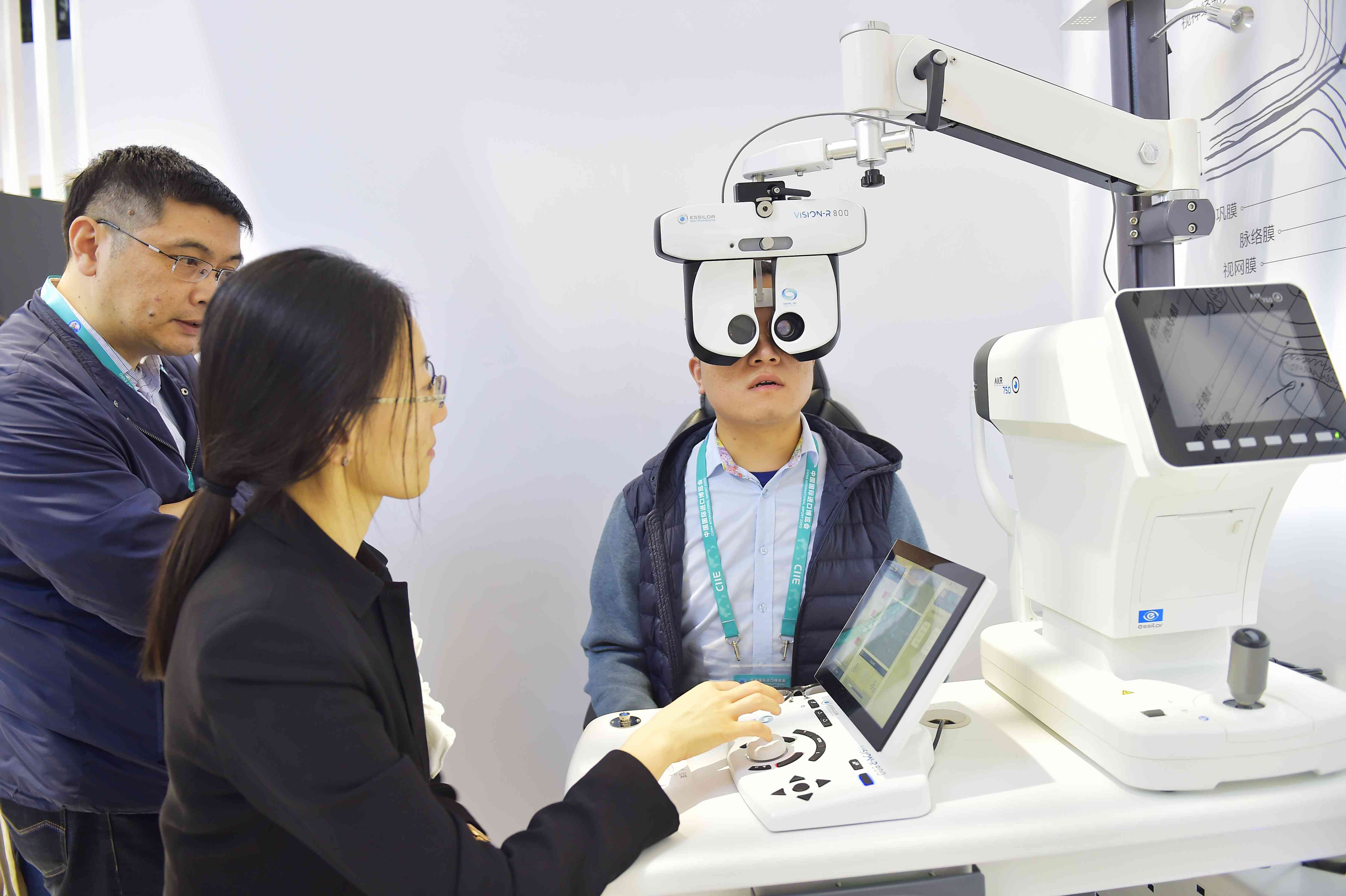 ZKS_1833  2018年11月6日，首届中国国际进口博览会上，视力检测仪器以度计算进行验光。当代贵州融媒体记者 张凯 摄.JPG