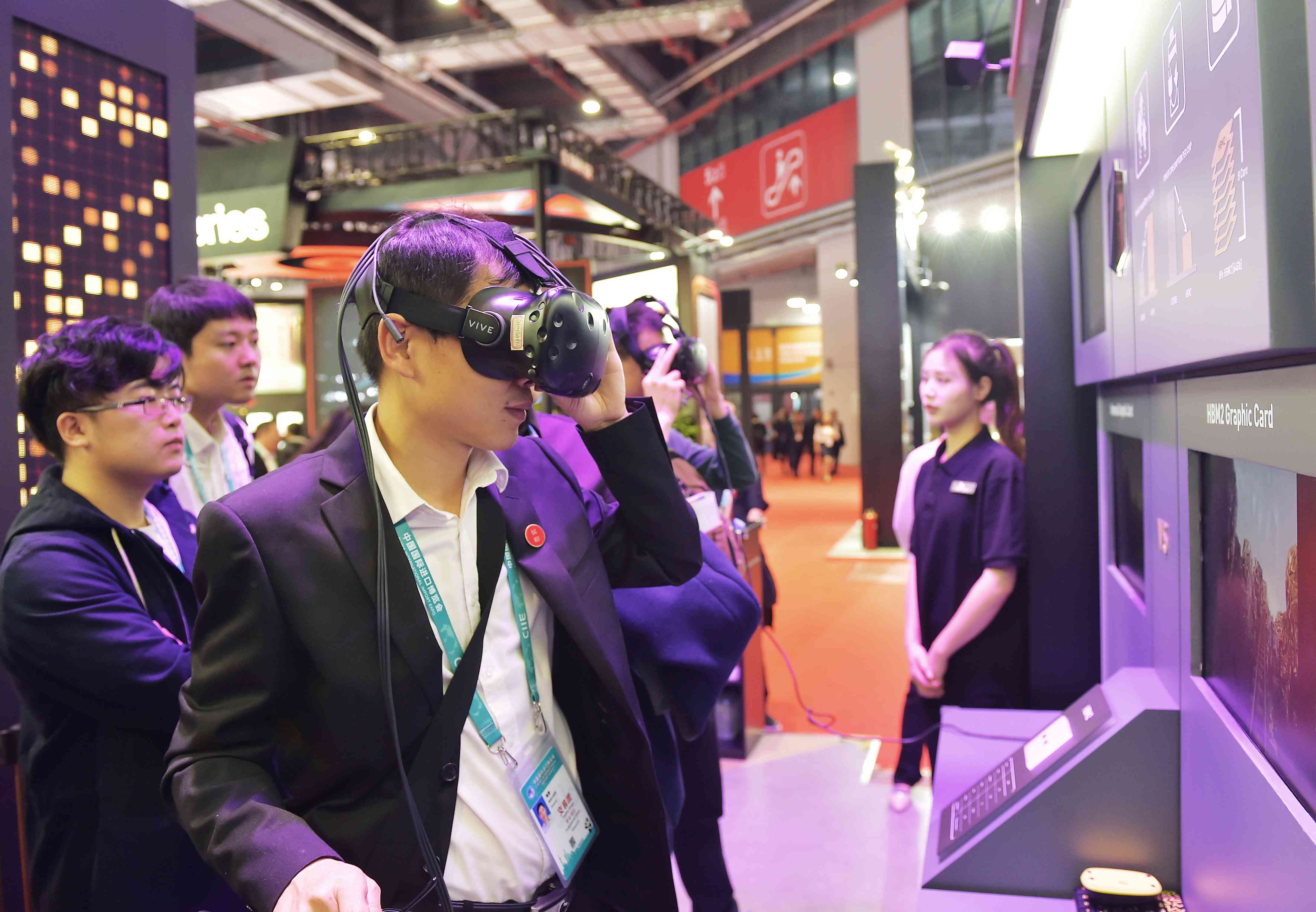 ZKS_1893  2018年11月6日，首届中国国际进口博览会上，观展人员通过VR体验不一样的视觉。当代贵州融媒体记者 张凯 摄.JPG