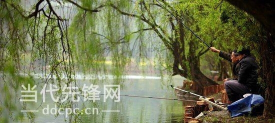 图为贵阳市民在花溪十里河滩湿地公园垂钓。（贵州图片库供图）.jpg