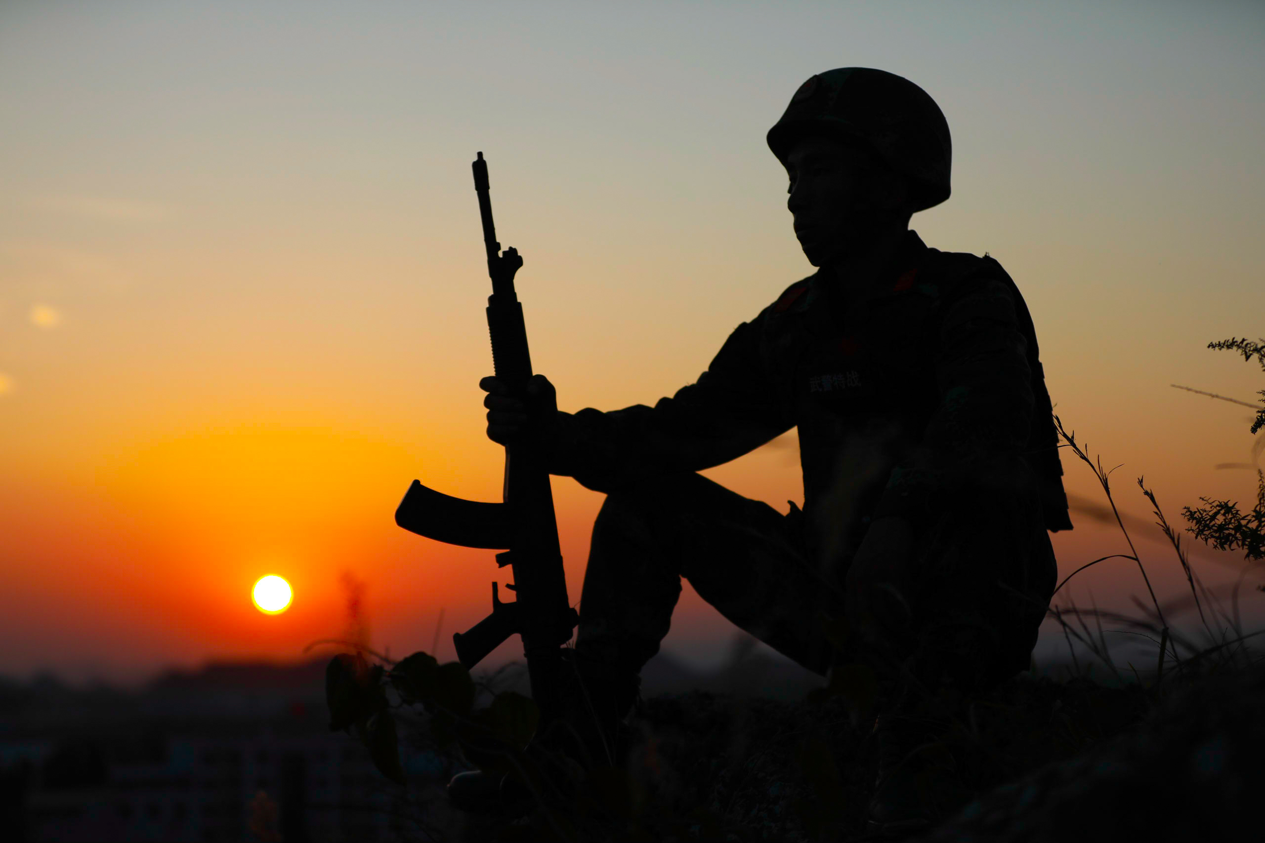 士兵致敬。日落天空的剪影。军队,军队。照片摄影图片_ID:165544704-Veer图库