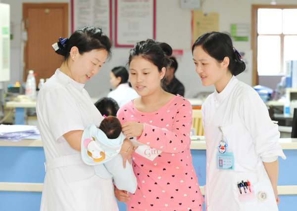 医护人员指导产妇如何照顾新生儿。（贵州医科大学附属医院供图）.jpg