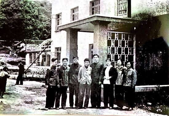 1961年，马克俭（左三）和同事在学校合影。.jpg