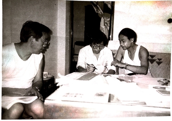 1981年，马克俭（右一）和同事们讨论工作。.jpg