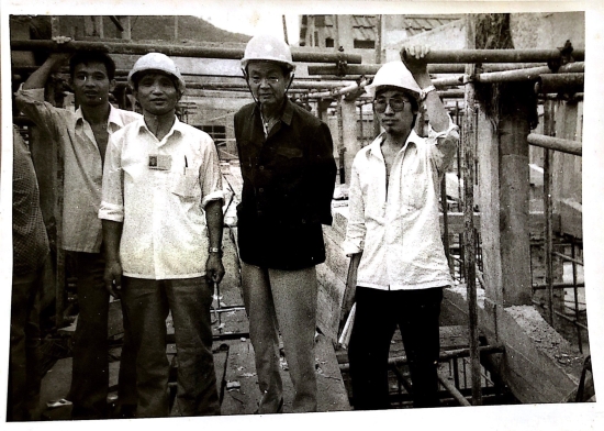 1984年，马克俭（右二）去施工现场查看工程进度。.jpg