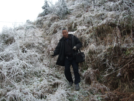 图为2008年冒着凝冻爬山越岭深入基层采访2.JPG