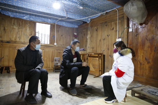 2月5日拍摄的剑河县革东镇八郎村的卫生员潘桂花 (5).JPG