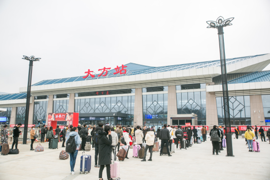 2月20日，在成贵高铁贵州省毕节市大方站，返岗农民工正在站前广场集合。.jpg