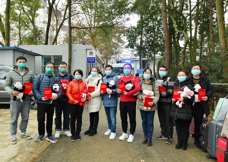 贵州省将军山医院隔离病房迎来换班，奋战在此的11名医护人员走出隔离病区。.JPG