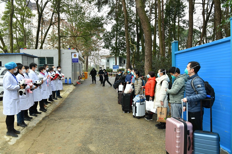 贵州省将军山医院隔离病房迎来换班。.JPG
