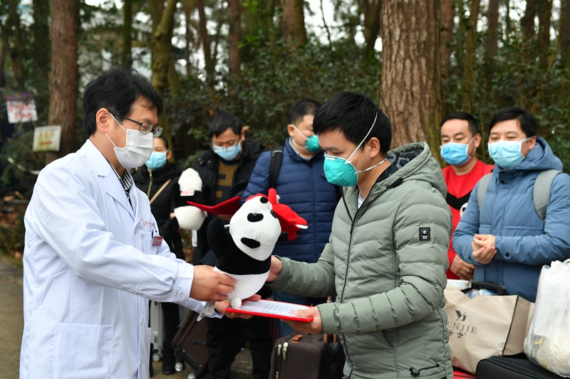 贵州省将军山医院向奋战在隔离病区的医护人员颁发荣誉证书。.JPG