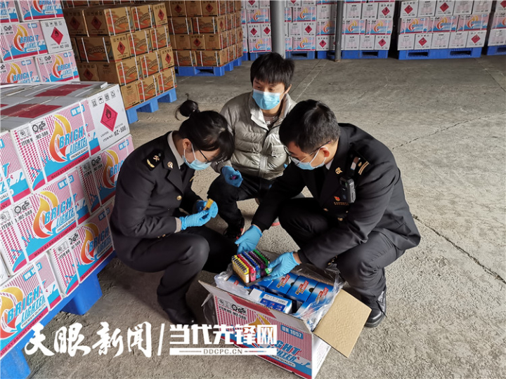 铜仁海关对出口打火机进行验放2月21日（杨桂志 摄）.jpg