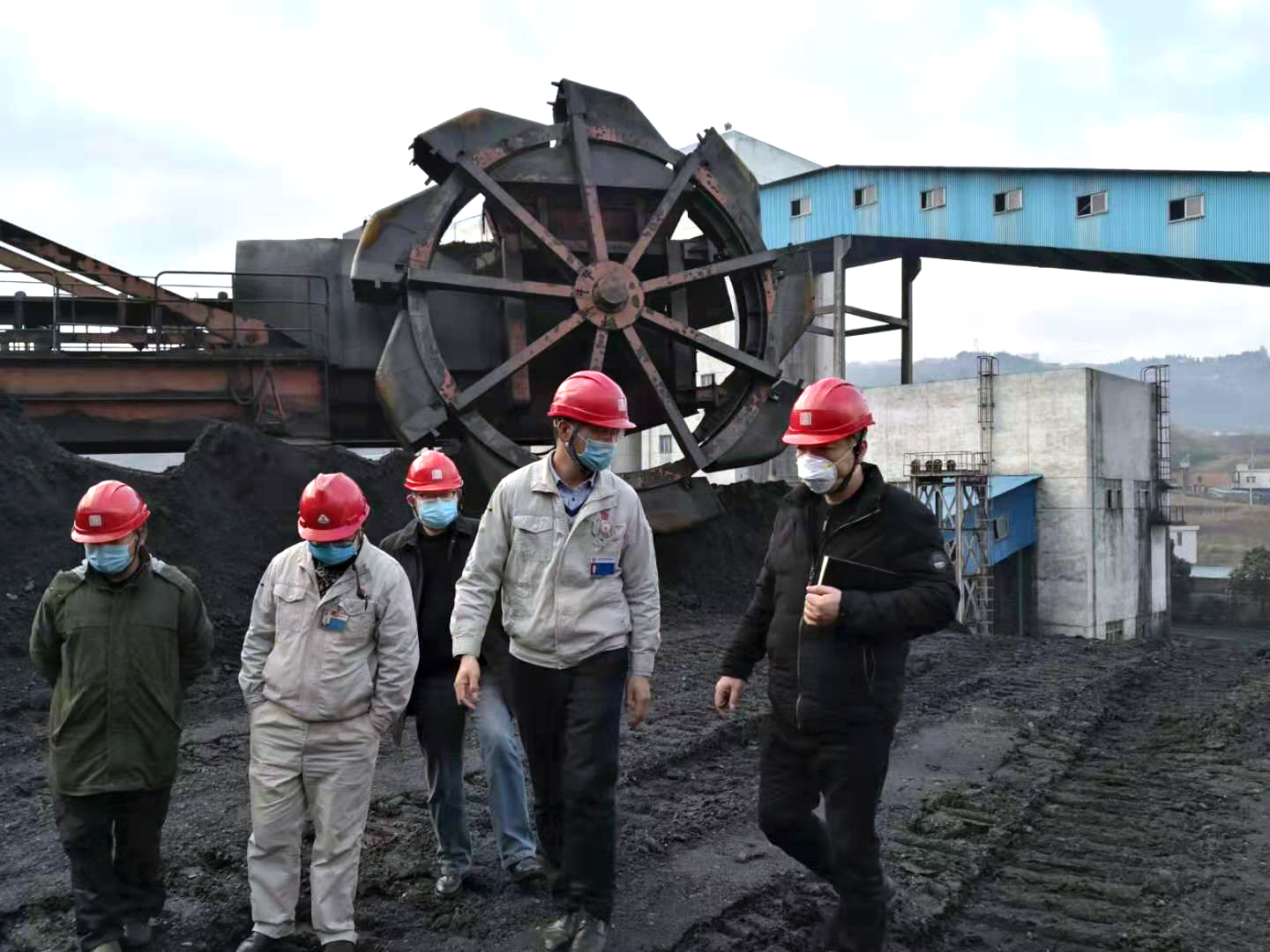 省能源局驻发耳电厂工作队员在电厂煤场了解情况。.jpg