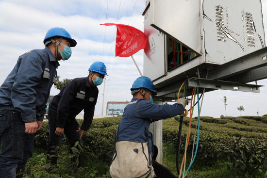印江供电局员工深入到茶厂对变压器进行检查。.JPG