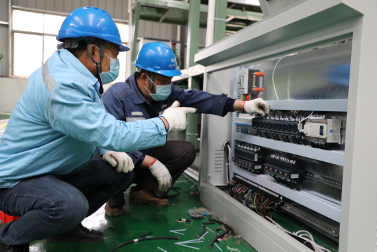 供电员工对茶叶加工厂用电设备进行检查。.JPG