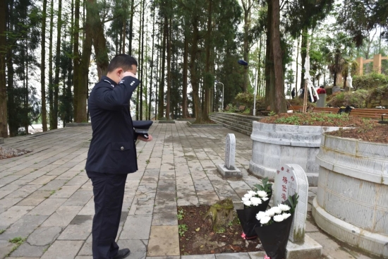 杨松豪在父亲墓地前.jpg