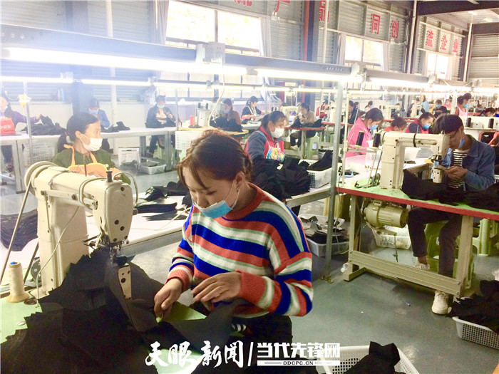 位于晴隆县三宝产业园扶贫车间晴隆山水鞋业有限公司内，群众正在赶制订单产品.jpg
