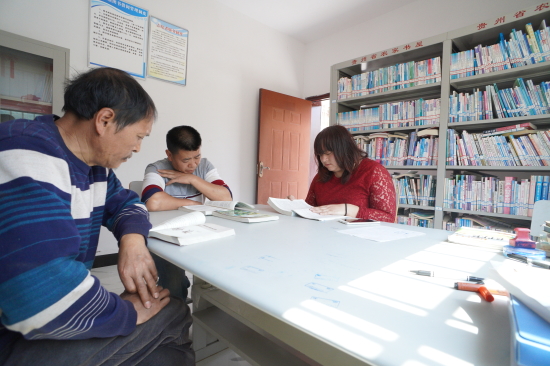 村民在化甲村农家书屋里阅读.JPG