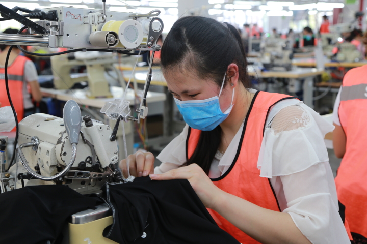 2020年5月7日，贵州省毕节市黔西县岔白工业园区一家服装企业的扶贫车间，员工在加工服装。IMG_0930.JPG