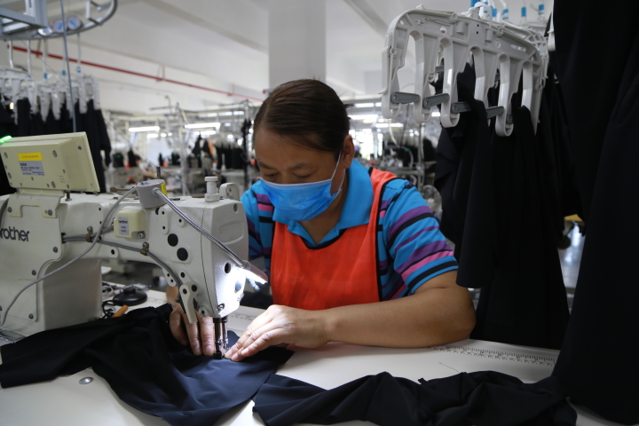 2020年5月7日，贵州省毕节市黔西县岔白工业园区一家服装企业的扶贫车间，员工在加工服装。IMG_0776.JPG