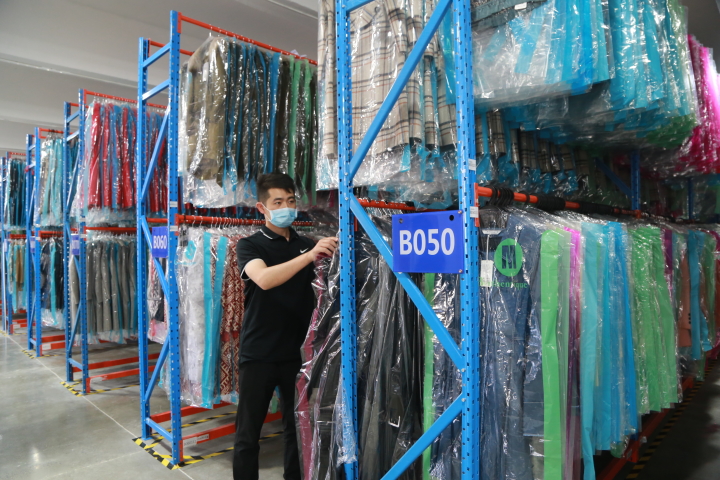 2020年5月7日，贵州省毕节市黔西县岔白工业园区一家服装企业的扶贫车间，管理员在整理企业生产的高端服装产品。IMG_1297.JPG
