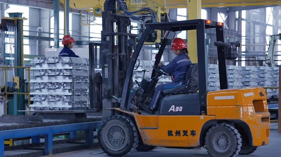 在贵州兴仁登高“煤电铝”一体化项目铸造车间内，工人正用叉车搬运捆扎好的重熔铝锭。.jpg