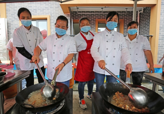 6月7日，烹调师培训班学员在做烹调练习。0J7A9346_副本.jpg