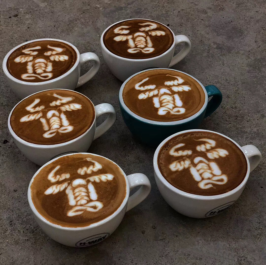 胡勇在咖啡拉花中加入民族元素，图为他创作的具有少数民族特色的牛头拉花.jpg