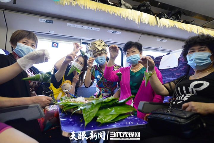 D8564次列车上，旅客们展示着自己包的粽子。沈向全  摄.jpg