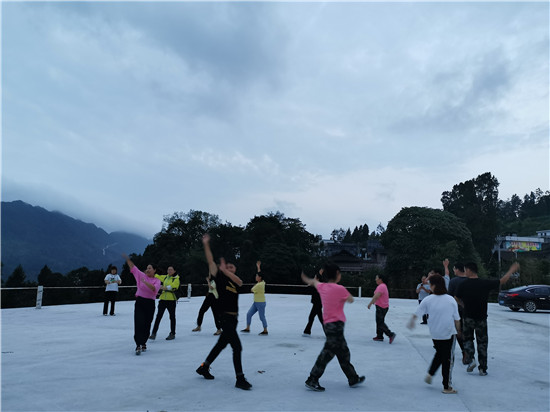傍晚，队员们在高峰村的露天广场跳土家族摆手舞。.jpg