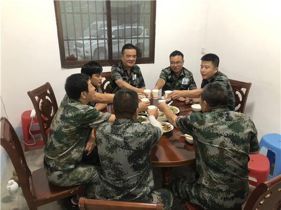 6月21日，父亲节，忙碌了一天善港村男队员，坐在一起为自己庆祝。.jpg
