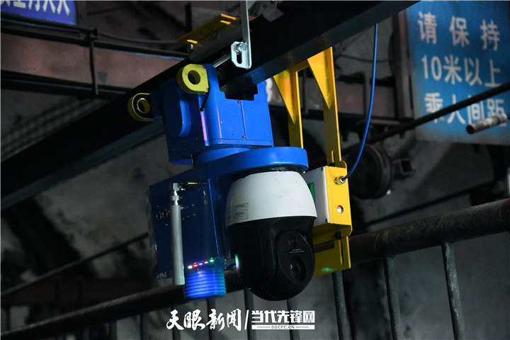 2020年5月29日，安顺煤矿主斜井智能机器人巡检试运行，成为贵州首个使用机器人巡检的矿井。图为机器人在巡检。张培军摄影。_副本.jpg