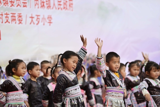 2020年7月7日，在贵州省从江县丙妹镇大歹村，当地苗族幼儿园学生在表演节目。 (3).jpg