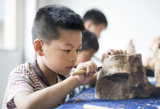 2020年8月16日，贵州省黔南布依族苗族自治州龙里县醒狮镇大岩村的孩子们在制作根雕。 (4).jpg