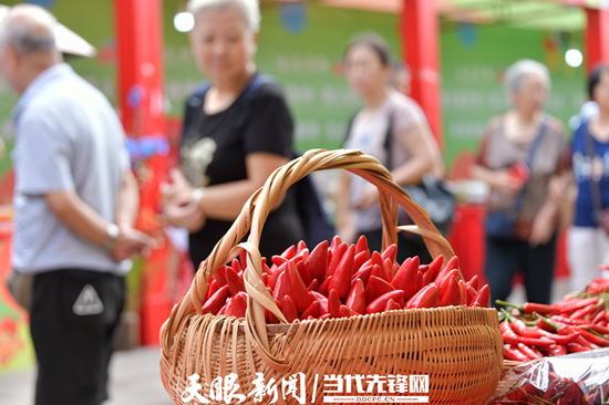 2020年8月8日，在贵州省遵义市“共享辣博•百企惠民”展销活动现场，人们在选购辣椒制品。 罗星汉 摄_副本.png