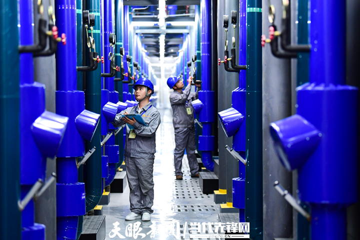 中国联通贵安云数据中心技术人员在机房室内巡检微模块进出水管阀门压力表。该中心是中国联通在南方建设的最大云数据中心。_副本.jpg