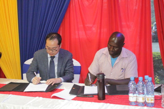 贵州省（肯尼亚）工程机械营销服务公共平台与肯尼亚客户签约.jpeg