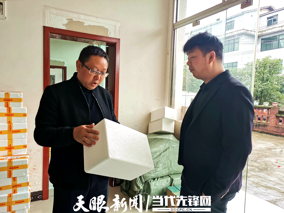 息烽县电子商务服务中心主任杨忠华（左）指导立碑村电商从业人员。.png