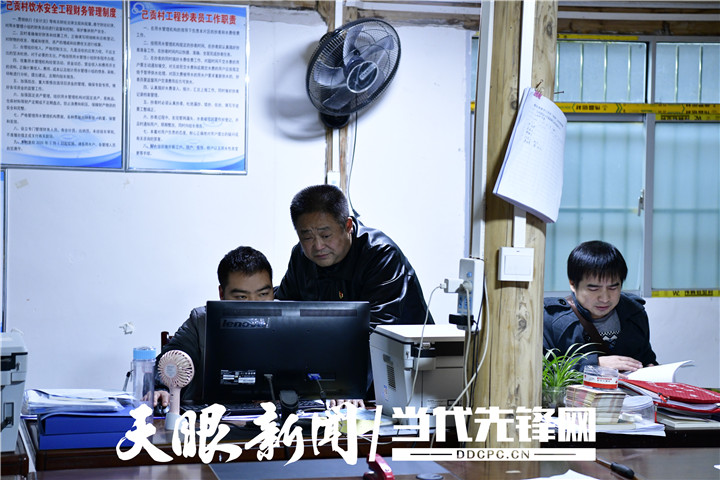 孙晓波（左二）和同时在核对脱贫攻坚相关资料.JPG