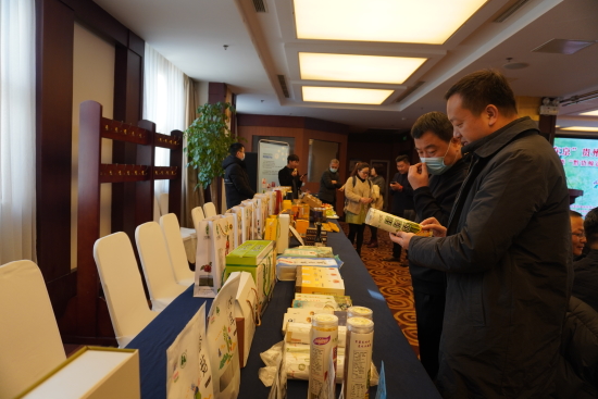 活动现场贵州农特产品吸引了众多嘉宾关注.JPG