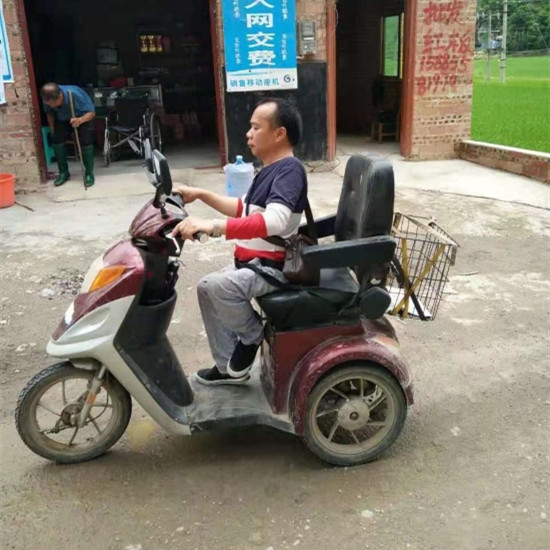 杨昌奎驾驶三轮车行驶在路上.jpg