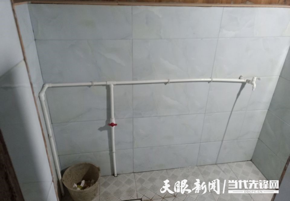 杨光林家新修的干净厕所.jpg
