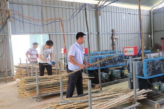 图为2021年6月23日,在贵州锦屏县文涛竹制品加工厂,工人正在进行竹子