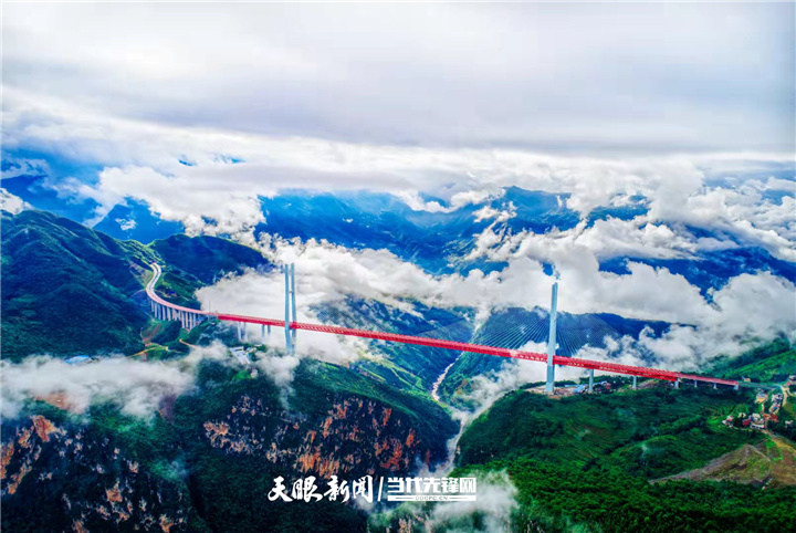毕都高速北盘江大桥，桥面到谷底的垂直高度为565米，相当于200层楼高，成功问鼎“世界第一高桥”。.jpg