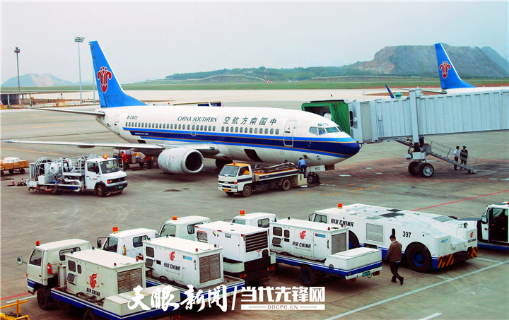 贵阳机场地面服务公司强化服务管理意识，保证进出港物流的顺畅。2006年1月至12月完成货物、邮件吞吐量39713.7吨，同比增长19.2%。.jpg