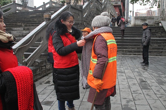 峰办事处党员志愿者服务队在冬日里的暖情,织