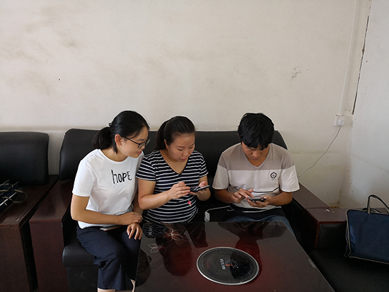 5月，江龙镇干部互相学习使用人民小账app.jpg